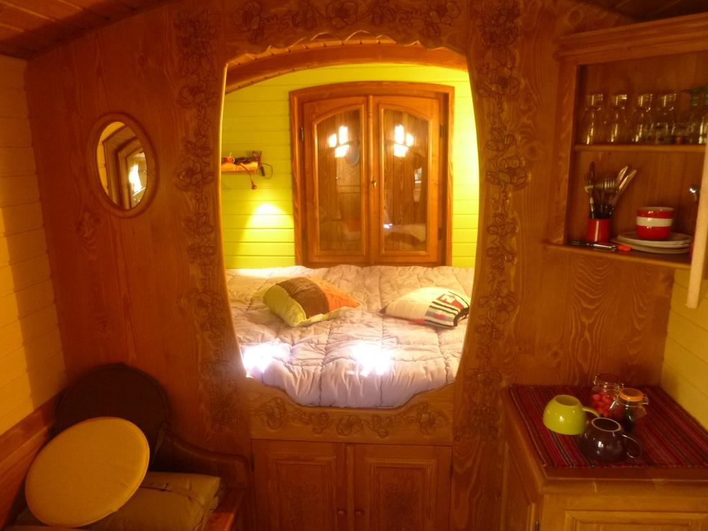 Bed and Breakfast La Roulotte De Pommette Et Billy La Hoguette Pokoj fotografie
