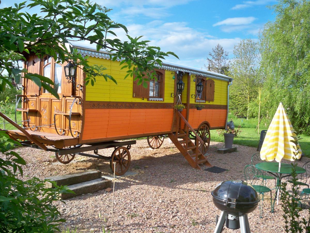 Bed and Breakfast La Roulotte De Pommette Et Billy La Hoguette Exteriér fotografie